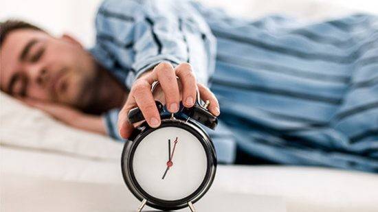 لماذا ينام الإنسان وقتاً طويلاً يومياً؟