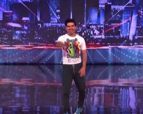 بالفيديو - مشترك في برنامج للمواهب يحرك المسرح بمن فيه.. شاهدا ماذا فعل!