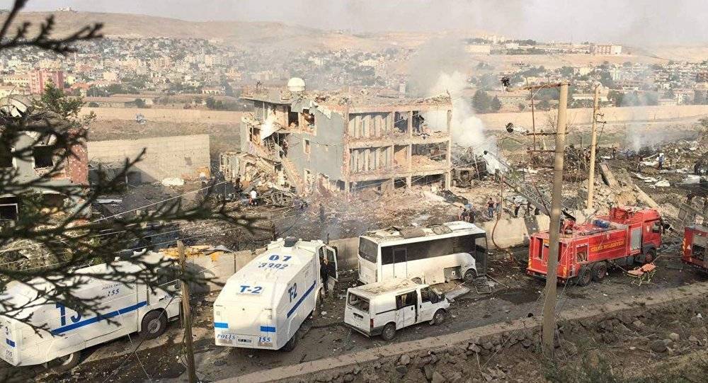 شاهد...10 طن من المتفجرات في تفجير مقر للشرطة بتركيا