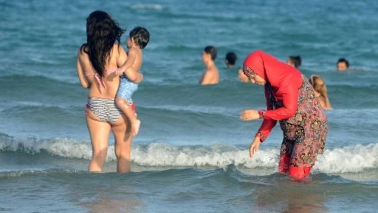 أ ف ب: مجلس الدولة الفرنسي يعلق قرار منع ارتداء البوركيني