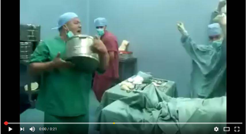 بالفيديو: أطباء وممرضين يرقصون في غرفة العمليات!