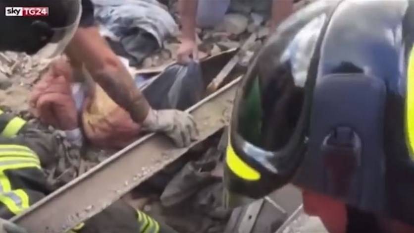 بالفيديو: هكذا أنقذت طفلة بعد 17 ساعات على احتجازها تحت أنقاض زلزال إيطاليا
