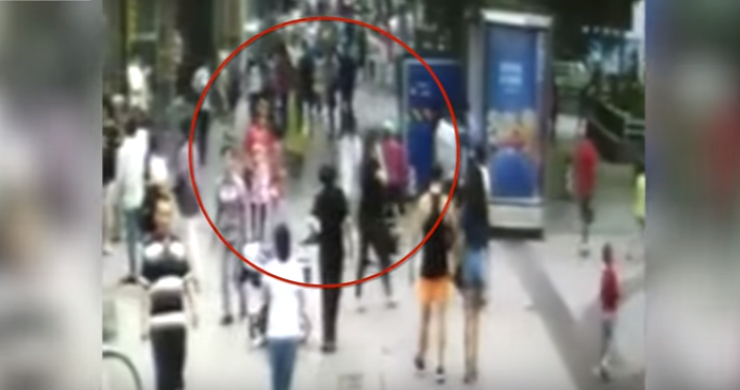 فيديو:  حفرة تبتلع المارة على ممشى مزدحم بالصين!