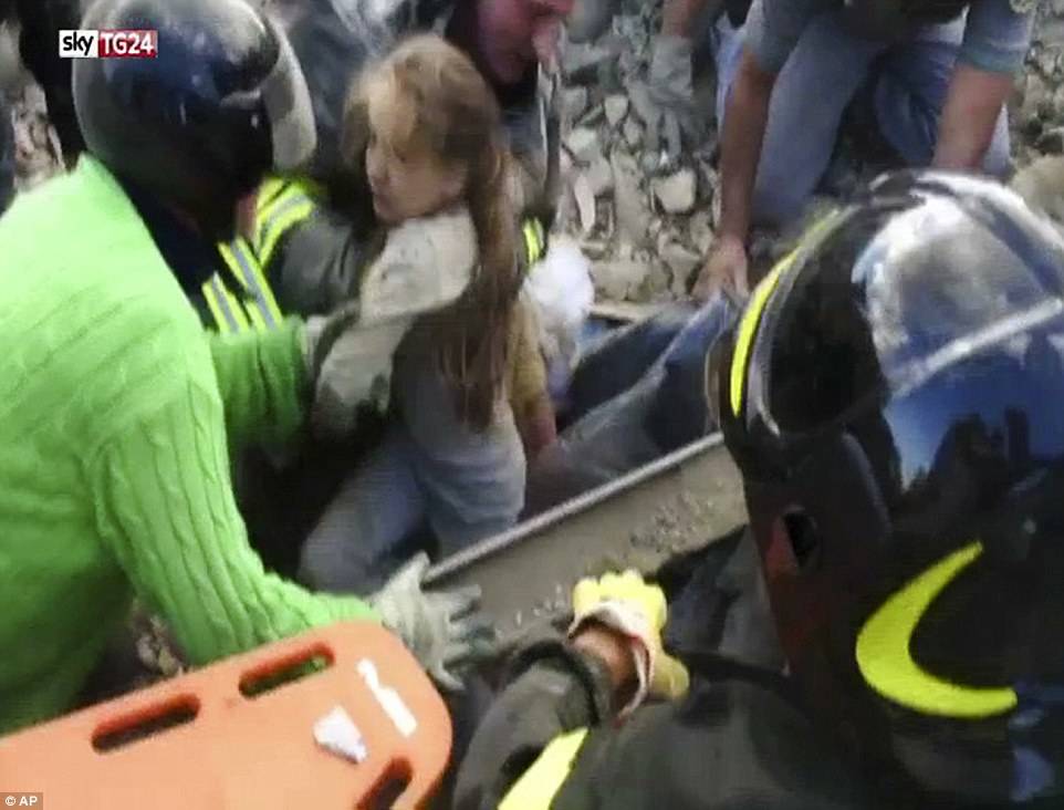بالفيديو:  هكذا أنقذت طفلة بعد 17 ساعة على احتجازها تحت أنقاض زلزال إيطاليا