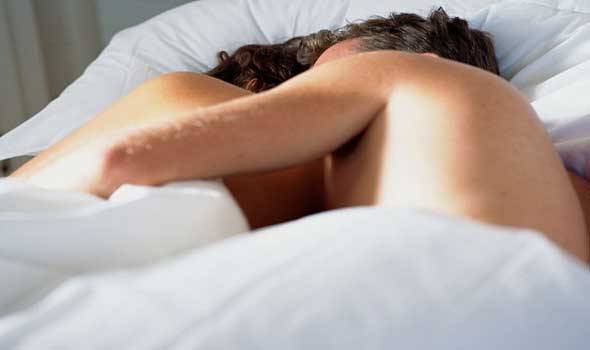 عشيق يلتصق بعشيقته أثناء ممارستهما الجنس والشرطة تستخدم المسيل للدموع