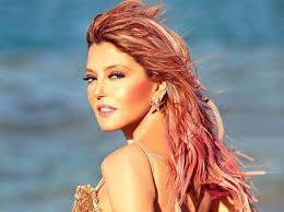 صورة- شاهدوا سميرة سعيد بجانب أطول معجبيها