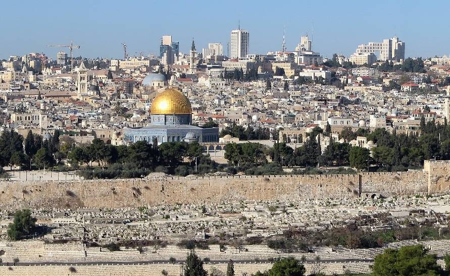 رئيس بلدية القدس المحتلة يخطّط لإنشاء قطار معلق في حي سلوان الفلسطين