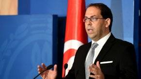 الحكومة التونسية الجديدة تؤدي اليمين والصحافة تشيد بخطاب رئيسها