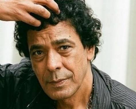 بالصور- محمد منير يتبع موضة غريبة تعرضه للسخرية