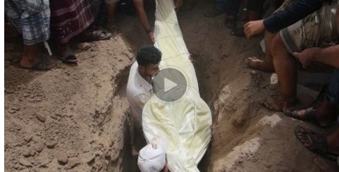 بعد أن دفن والدته قرر البقاء إلى  أن ذهب الجميع وبعد ساعات حدثت المفاجأة الصادمة