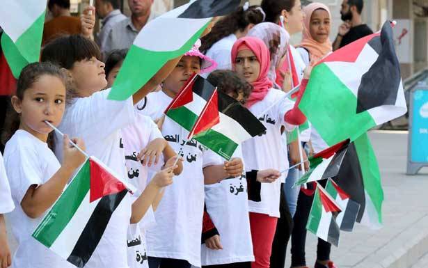 سلسلة بشرية لاطفال ونساء في صيدا تضامنا مع غزة