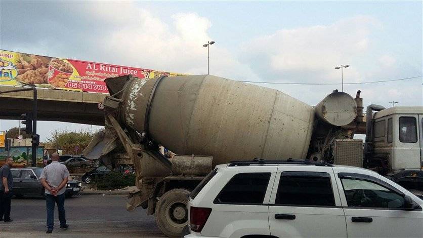 زحمة سير تحت جسر خلدة...والسبب؟