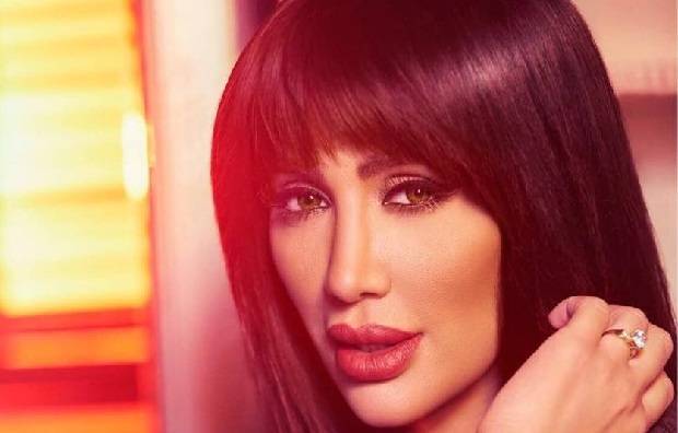 صورة- مايا دياب تصف نفسها بلفظ جريء بسبب فستانها المثير
