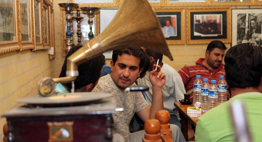 افتتاح مقهى في بغداد يستبدل النرجيلة بالكتاب
