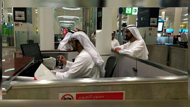 بعد انتشار صورة محمد بن راشد وهو يراقب أحد العاملين بمطار دبي.. "إقامة دبي": الموظف كان مشغولا بإنجاز مهامه الوظيفية