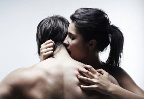 قبّلته على عنقه... فحدث له ما لم يكن بالحسبان!