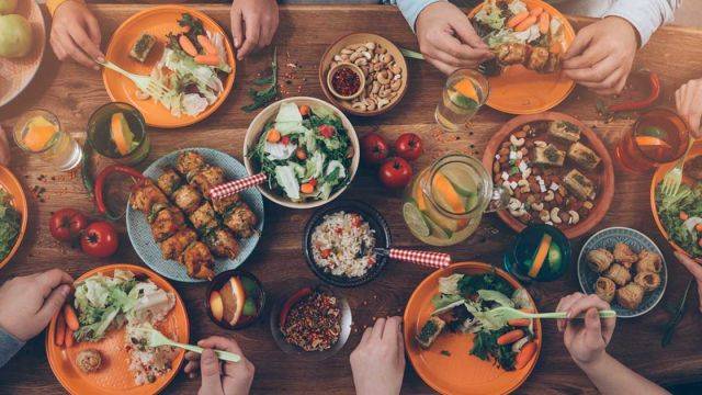 إتيكيت الطاولة: تجنّبي هذه الأخطاء!