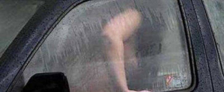 ردة فعل غير متوقعة لأب ضبط ابنته برفقة شاب في وضع غير لائق داخل سيارتها