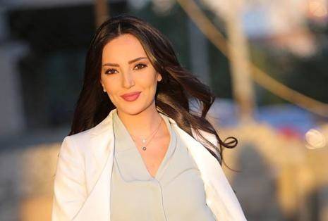 مذيعة 