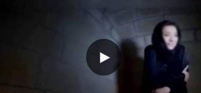 بالفيديو: مذيعة دخلت قبر لمدة ساعة لتشاهد ما الذي سيحدث …شاهد ماذا حدث لها!!