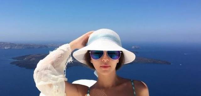 بالصور - لن تصدقوا كم قبعة تمتلك ميريام فارس!