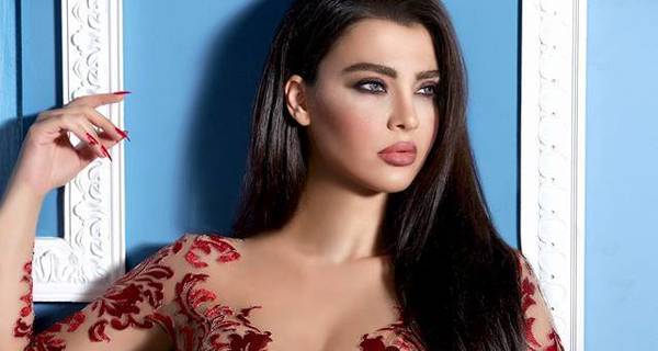 بالصور قمر على السرير  شبه عارية