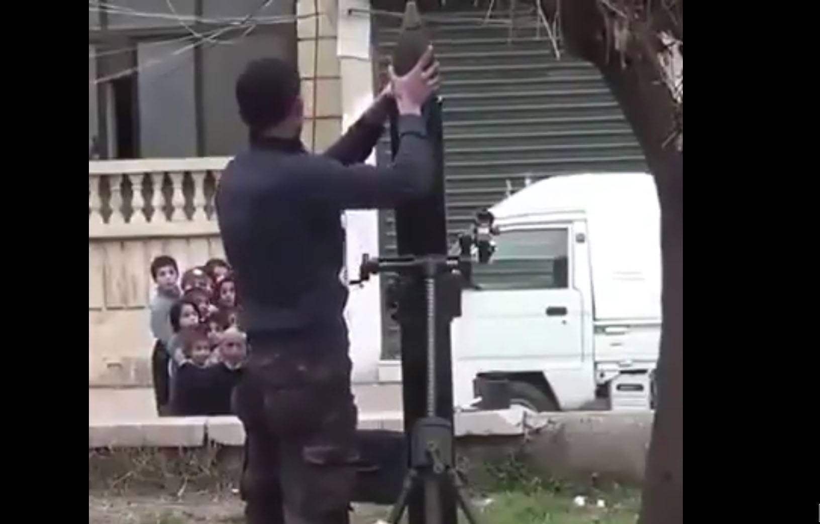 فيديو صادم مسلحون في سوريا  يقصفون بالهاوان وبجانبهم اطفال
