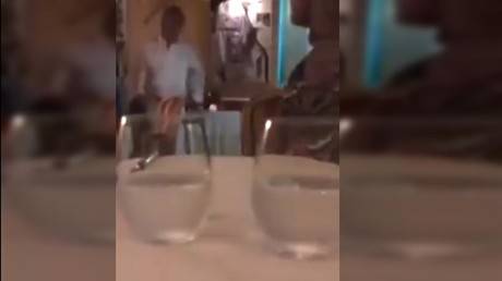 بالفيديو.. مدير مطعم فرنسي يطرد محجبتين بتهمة الإرهاب