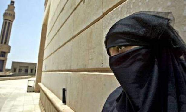 في أرض "الخلافة"... اغتصبها أربعة "دواعش" فما كان حكم "الأمراء"؟
