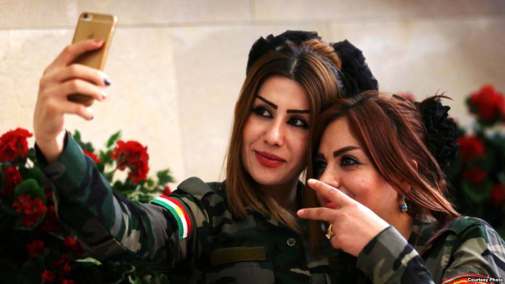 لماذا تضع الكرديات 'أحمر الشفاه' قبل مواجهة داعش؟(صور في الداخل)