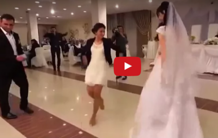 بالفيديو: رقصت فخطفت العريس من عروسه ليلة الزفاف!