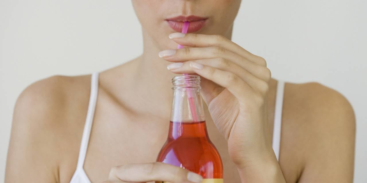 طرق سهلة لحماية الأسنان من أضرار المشروبات