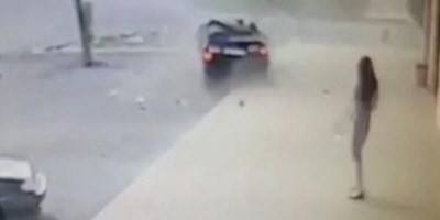 بالفيديو.. سنتيمترات قليلة خلّصتها من الموت بأعجوبة!