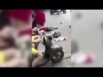 بالفيديو.. صيني يلقي بنفسه تحت حافلة ليحصل على تعويض