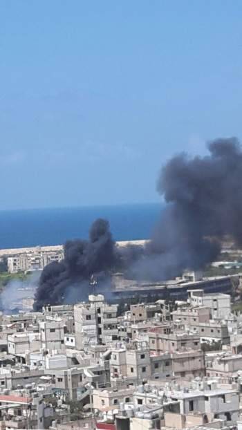 حريق كبير عند مدخل صيدا الجنوبي والدخان الاسود غطى سماء المنطقة