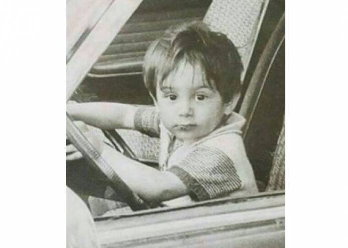 صورة:  خمنّوا هذا الطفل  أي نجم عربي أصبح؟!