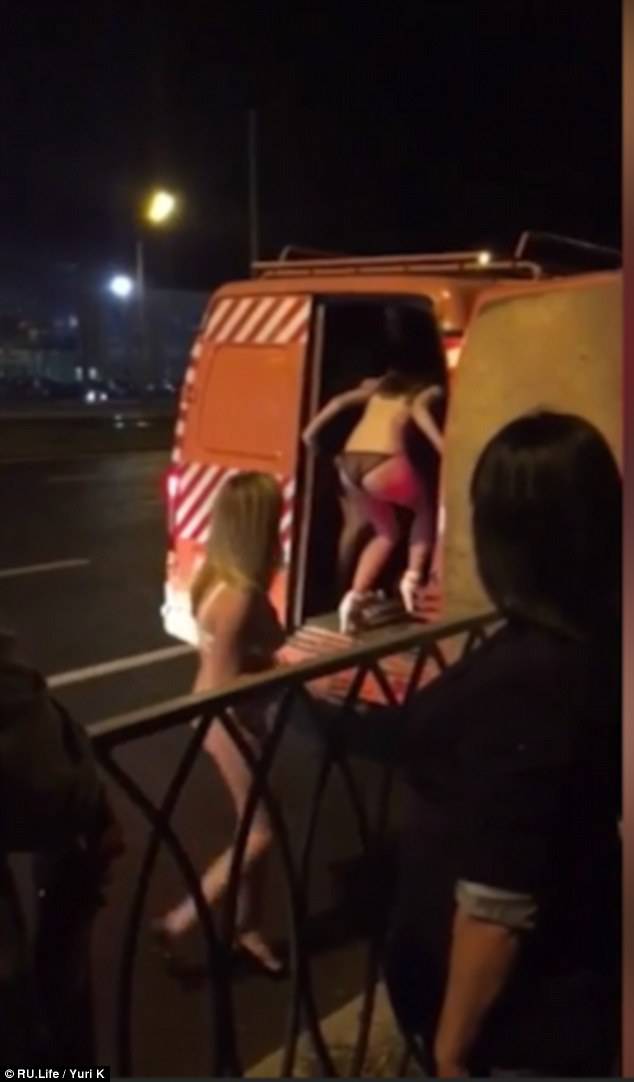 بالفيديو: عامل بناء يتفاجأ بوجود ثلاث فتيات شبه عاريات في مقصورة الفان وطلبوا منه نقلهم إلى منزلهن!