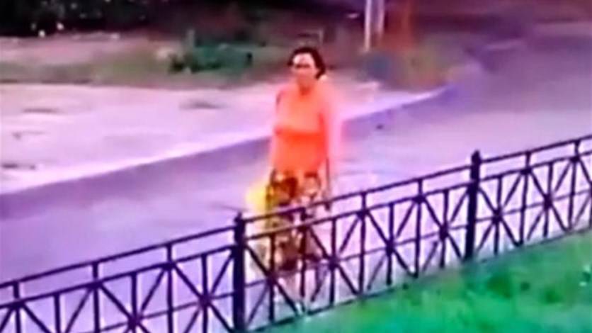 بالفيديو: رمت طفلتها في موقفٍ للسيّارات بعد ساعاتٍ من ولادتها