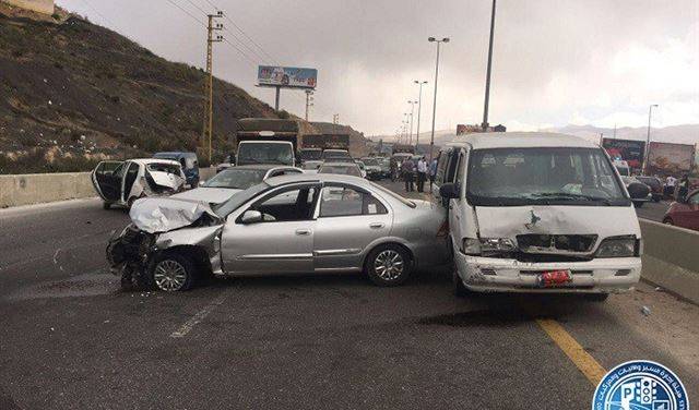 قتيل وجريحان بحادث بين 5 مركبات على 