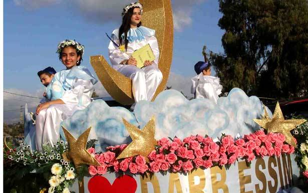 مهرجانات «كروم الشمس» في مغدوشة... كرنفال للسيّارات المزيّنة وموسيقى و«تعشّى وتمشّى»