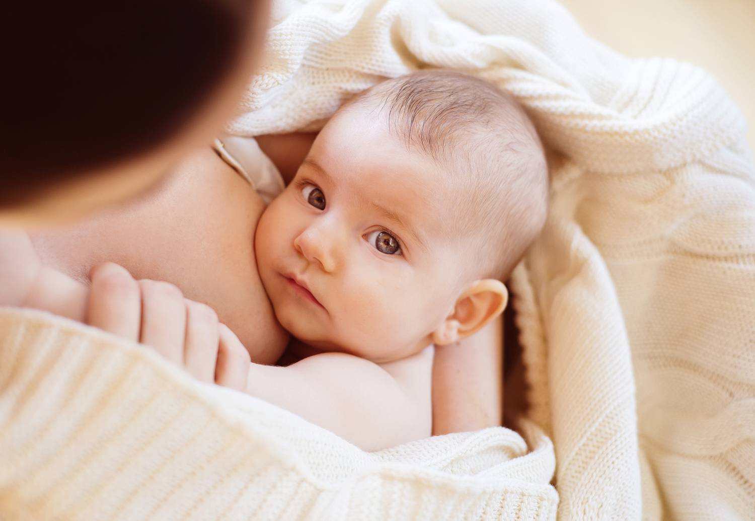 صورة لأمّ ترضع طفليها تجتاح الانترنت... فما السبب؟
