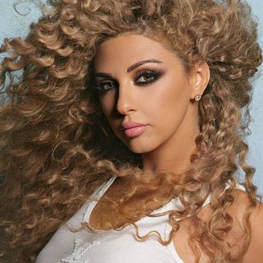 بالصور.. ميريام فارس بالمايو الجريء من جديد وتظهر تاتو في هذا المكان من جسدها!