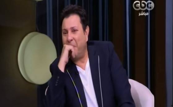 بالفيديو.. هاني شاكر ينهار بالبكاء مباشرة على الهواء!