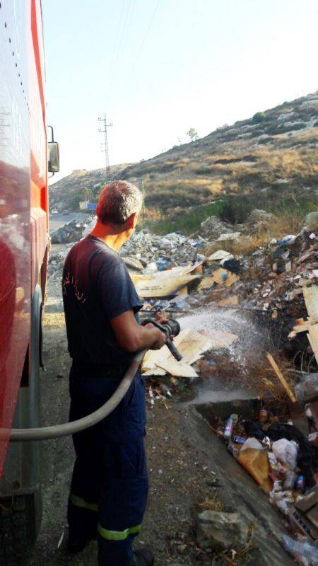 إخماد حريق نفايات وأعشاب في المنصف
