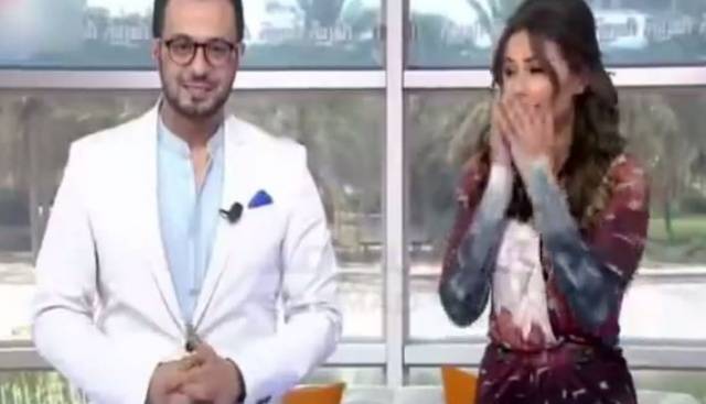بالفيديو: مذيعة تتعرض لموقف محرج مباشرة على الهواء!!