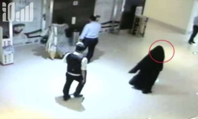 منقّبة تصطاد 