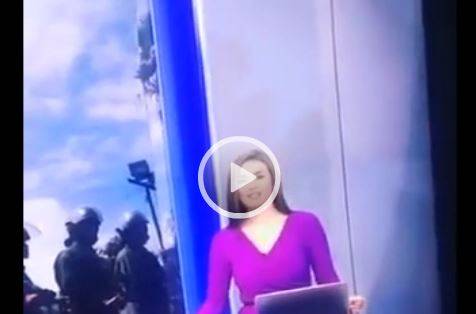 فيديو.. مذيعة تتعرض لموقف محرج على الهواء
