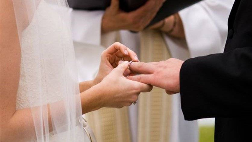 صورة مؤثرة : بعد 77 عاماً من الزواج... فارقا الحياة يداً بيد