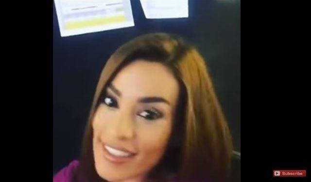 بالفيديو: مذيعة تتعرض لموقف محرج على الهواء.. كركرت عالهوا!