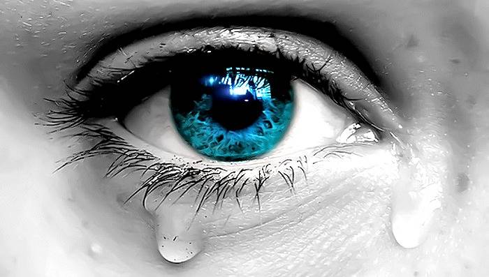صور مذهلة.. هل تعلم أن هناك أنوعًا مختلفة من الدموع التي يبكيها الإنسان؟